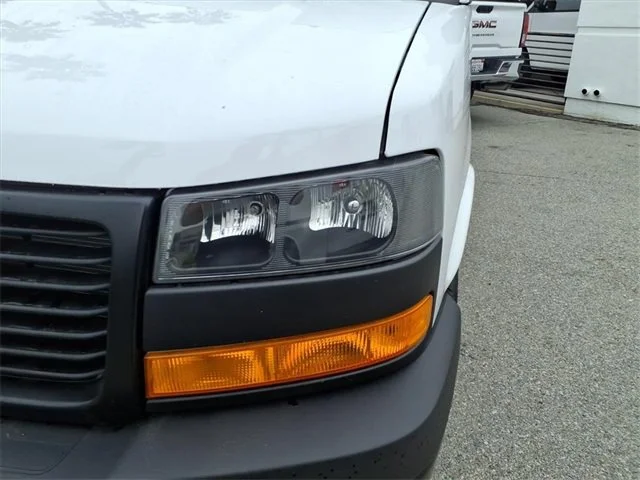 New 2025 Summit White Chevrolet WT image 33