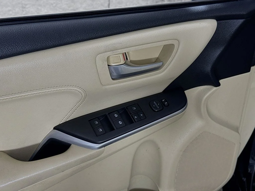 Used 2015 Black Toyota  image 18