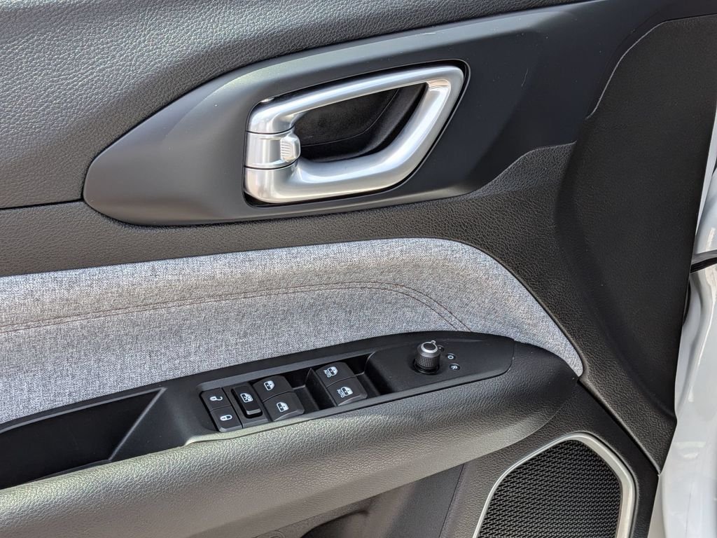Used 2022 White Jeep Latitude Lux image 11