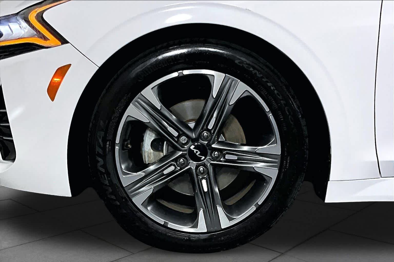 Used 2022 Glacial White Pearl Kia EX image 9