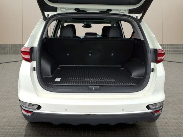 Used 2022 White Kia EX image 11