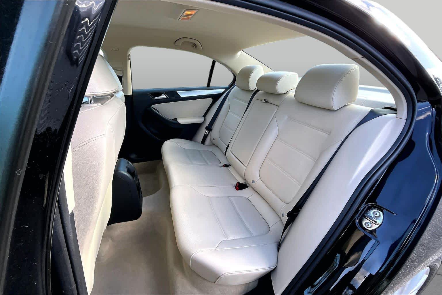 Used 2013 Black Volkswagen SE w/Convenience image 20