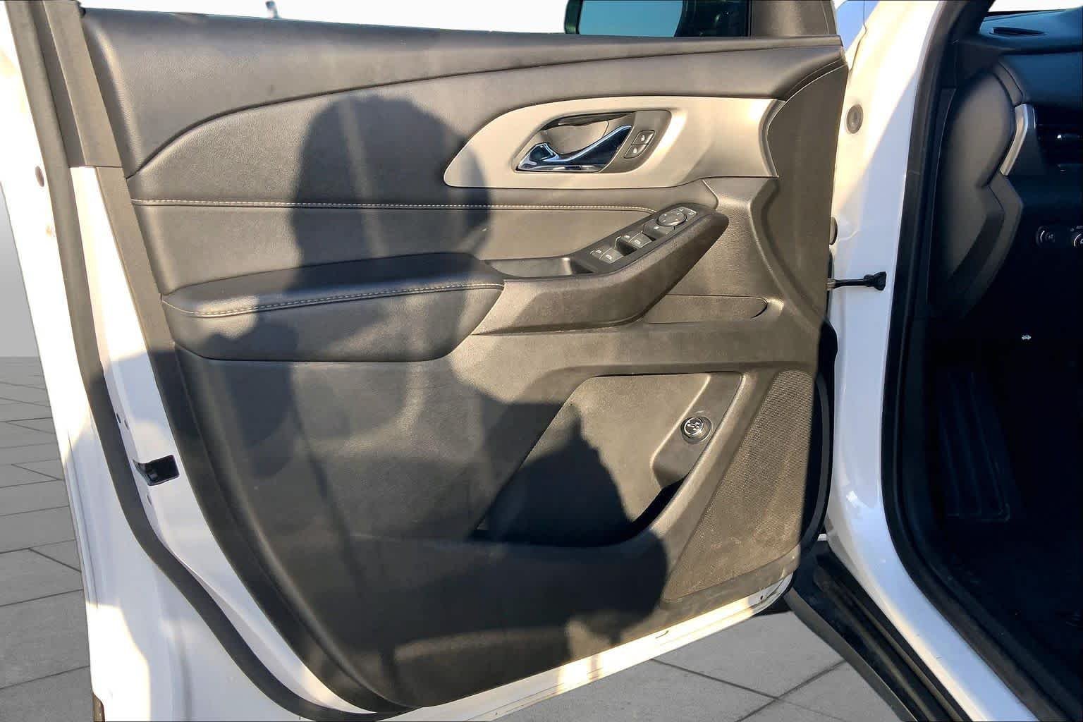 Used 2023 Iridescent Pearl Tricoat Chevrolet LT Leather image 18