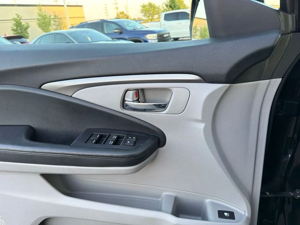 Used 2019  Honda LX image 16
