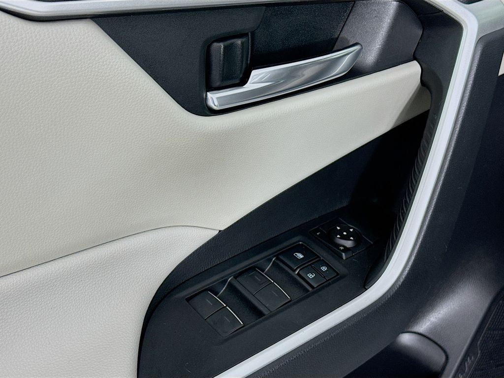 Used 2022 Silver Toyota XLE image 19