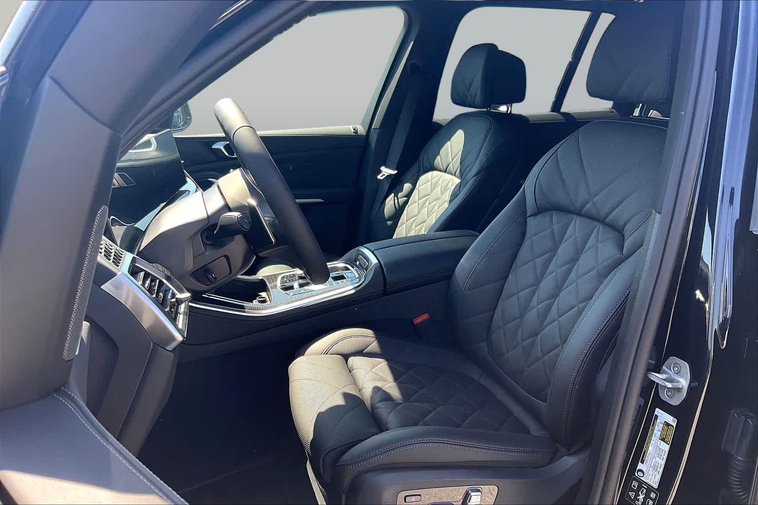 New 2026 Carbon Black Metallic BMW xDrive40i image 7