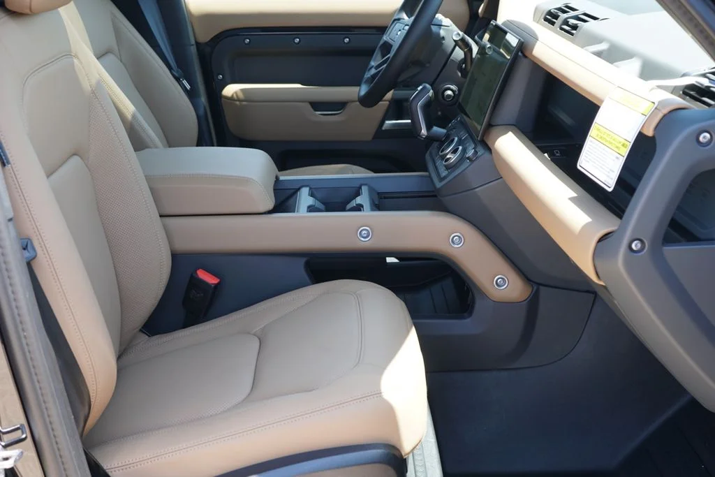 New 2026 Black Land Rover X-Dynamic SE image 31