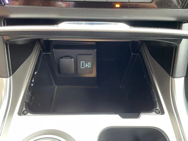 Used 2020 Black Metallic Ford Platinum image 30