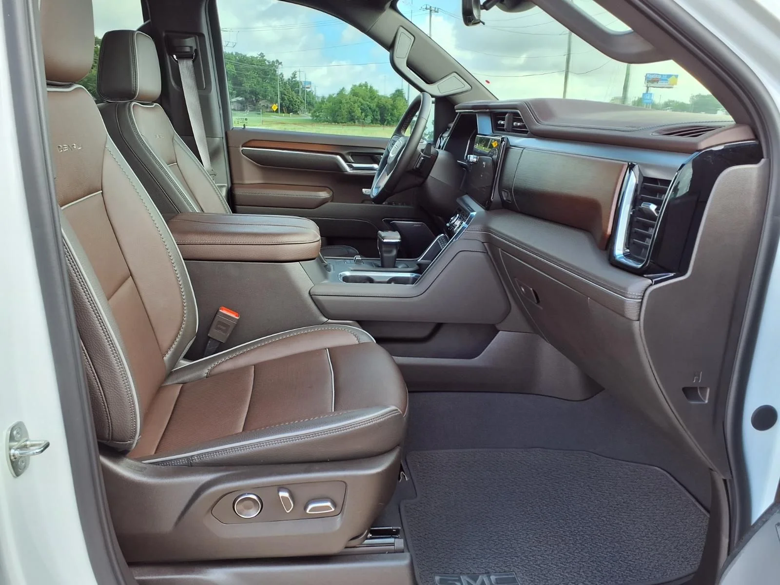 Used 2024 White GMC Denali image 19