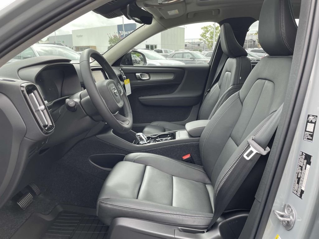 2026 Volvo XC40 Plus - Photo 10