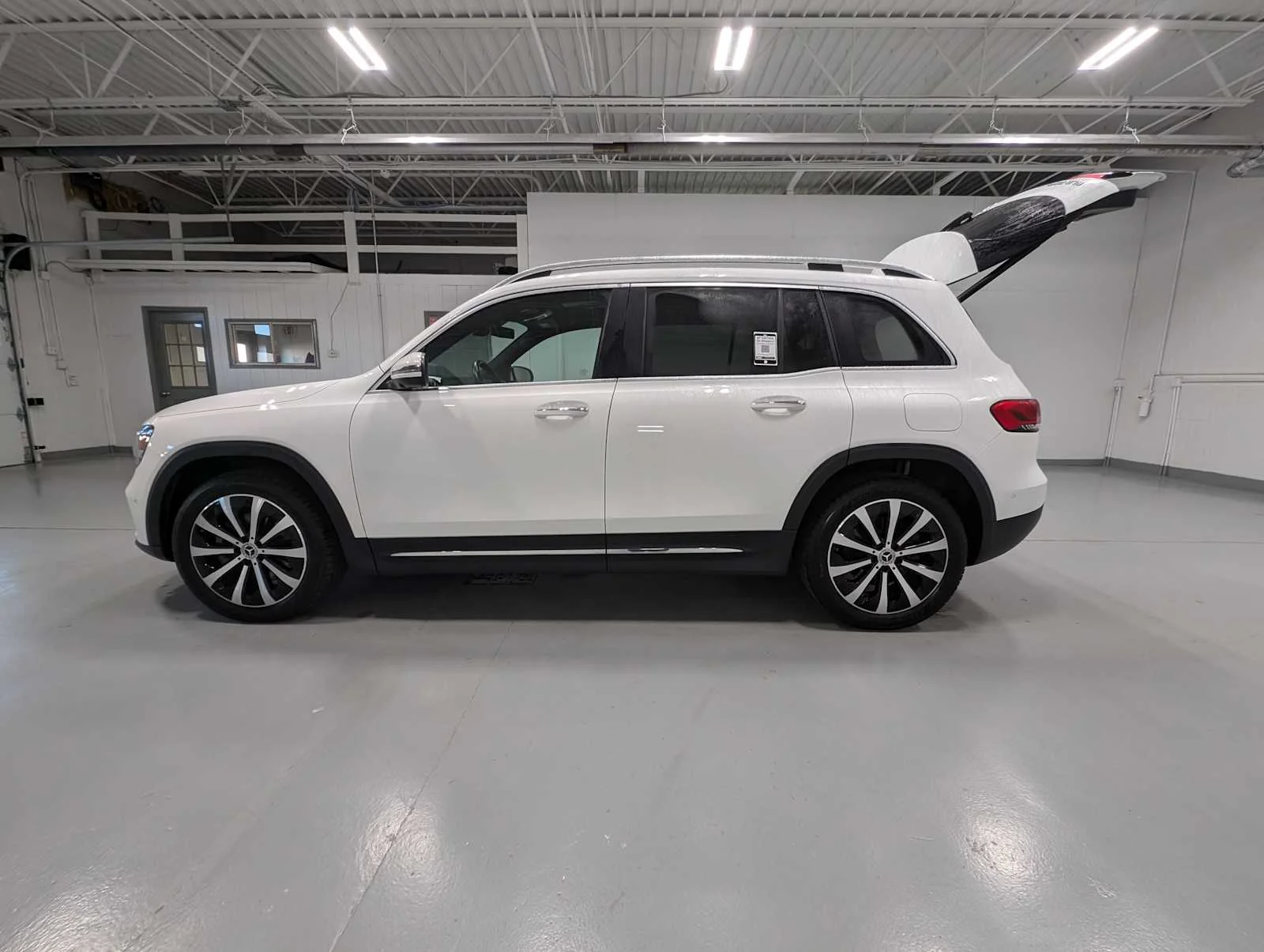Used 2022 Polar White Mercedes-Benz GLB 250 image 12