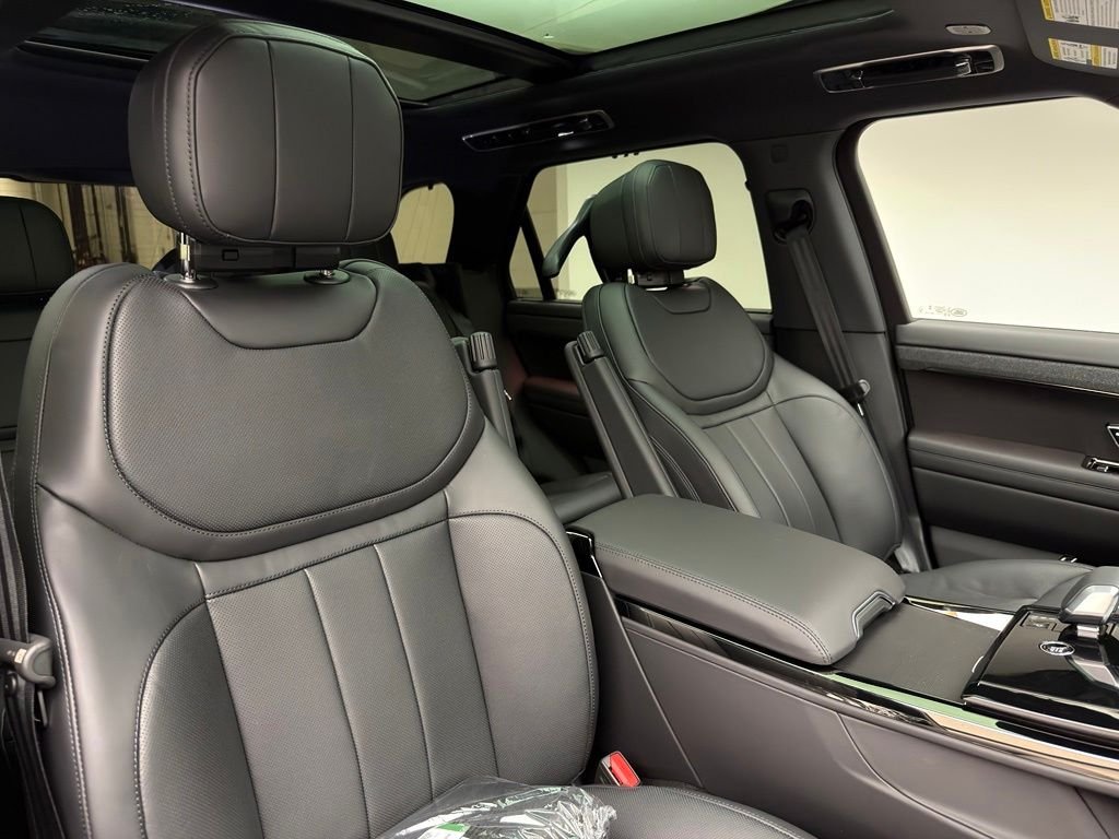 New 2026 Obsidian Black in Gloss Finish Land Rover Dynamic SE image 6
