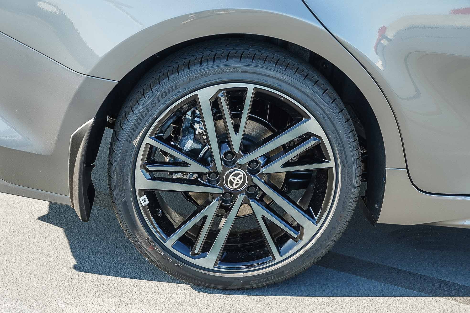 New 2026 Heavy Metal with Midnight Black Metallic roof <sup>1</sup> Toyota  XSE image 11