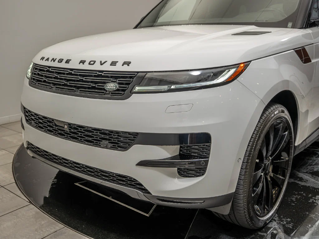 Used 2026 Fuji White Land Rover SE image 3