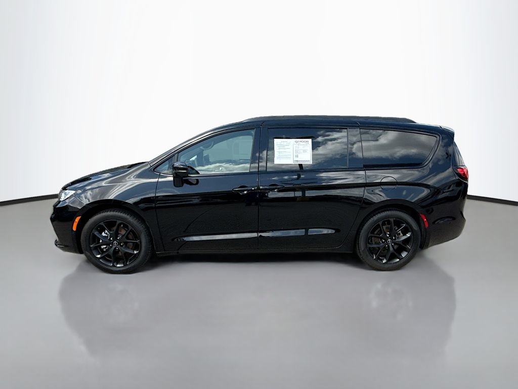 Certified Used 2025 Diamond Black Crystal Pearlcoat Chrysler Limited image 5