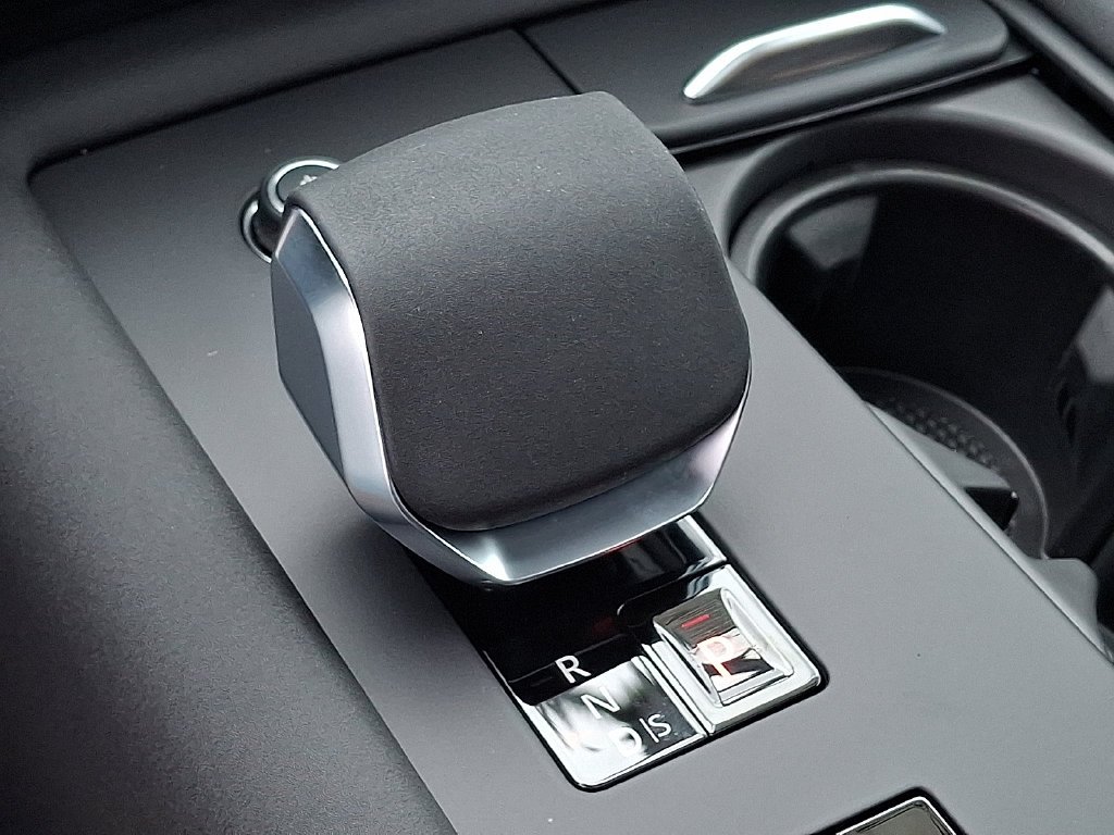 New 2026 Fuji White Land Rover Dynamic SE image 13
