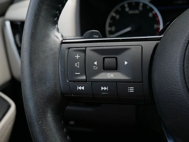 Used 2023 Pearl White Nissan SL image 16