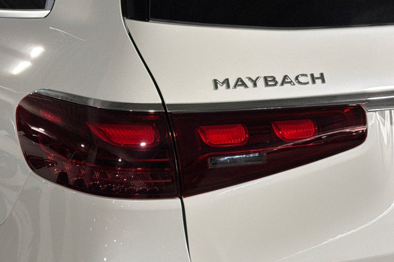 New 2026 MANUFAKTUR Moonlight White Metallic Mercedes-Benz Maybach GLS 600 4MATIC® SUV image 28