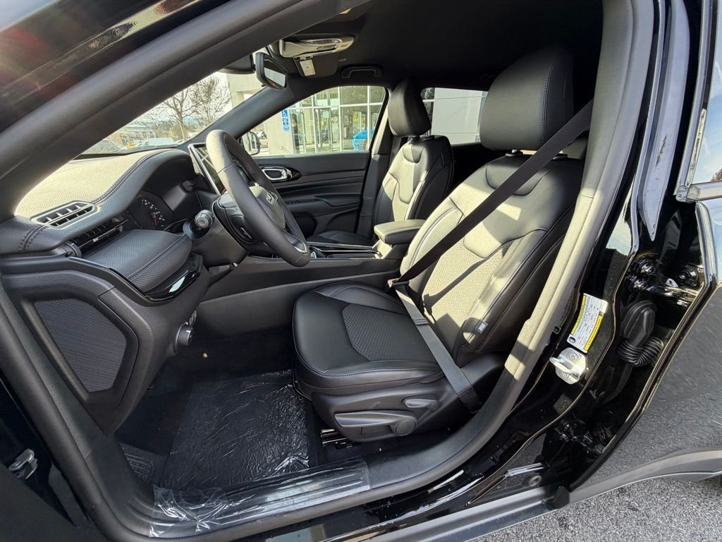 New 2026 Diamond Black Crystal Pearl-Coat Exterior Paint Jeep Latitude image 9