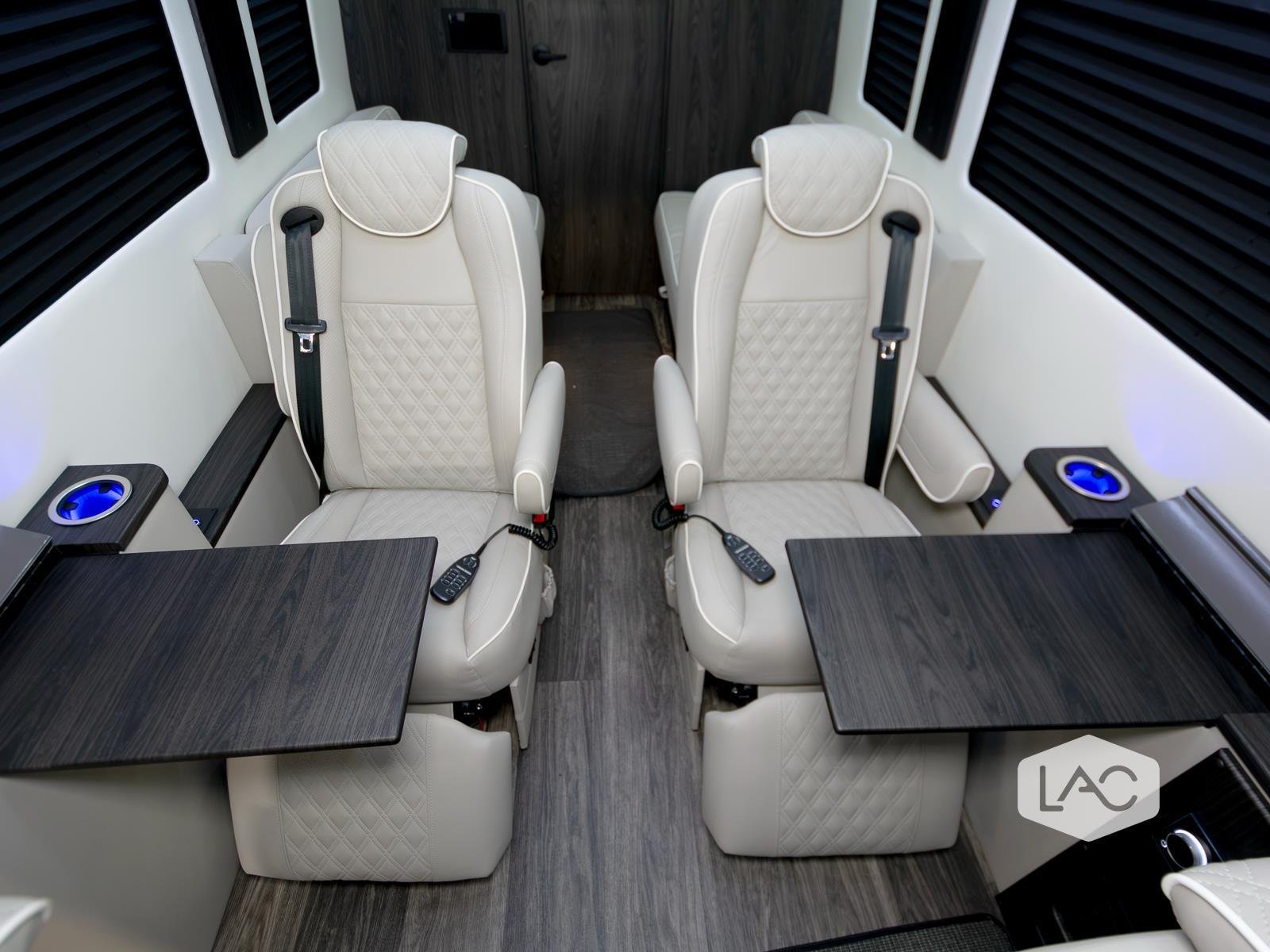 New 2026 Arctic White OGV Luxury Coach AWD (10OBA)10-Pass*ADV Wheel Pkg*PetSafe image 8