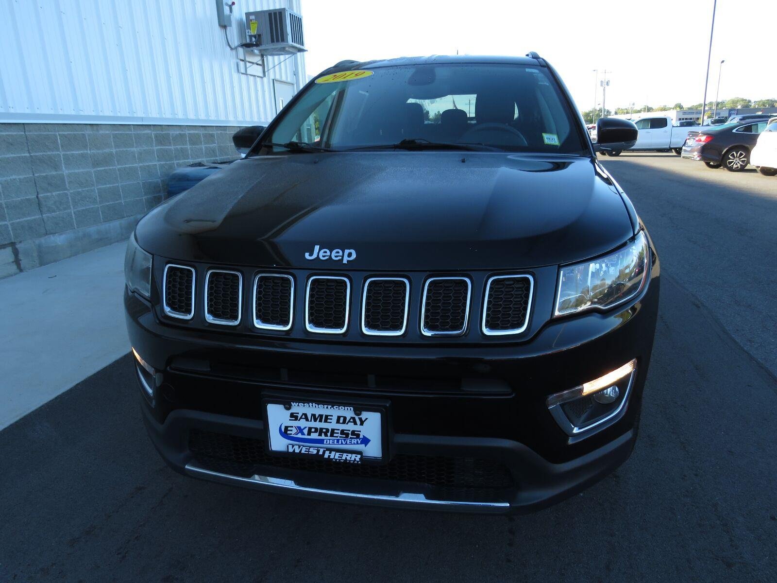 Used 2019 Diamond Black Crystal Pearlcoat Jeep Limited image 14