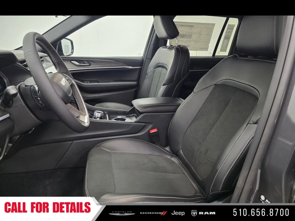 New 2026 Baltic Gray Metallic Clear-Coat Exterior Paint Jeep Altitude image 16