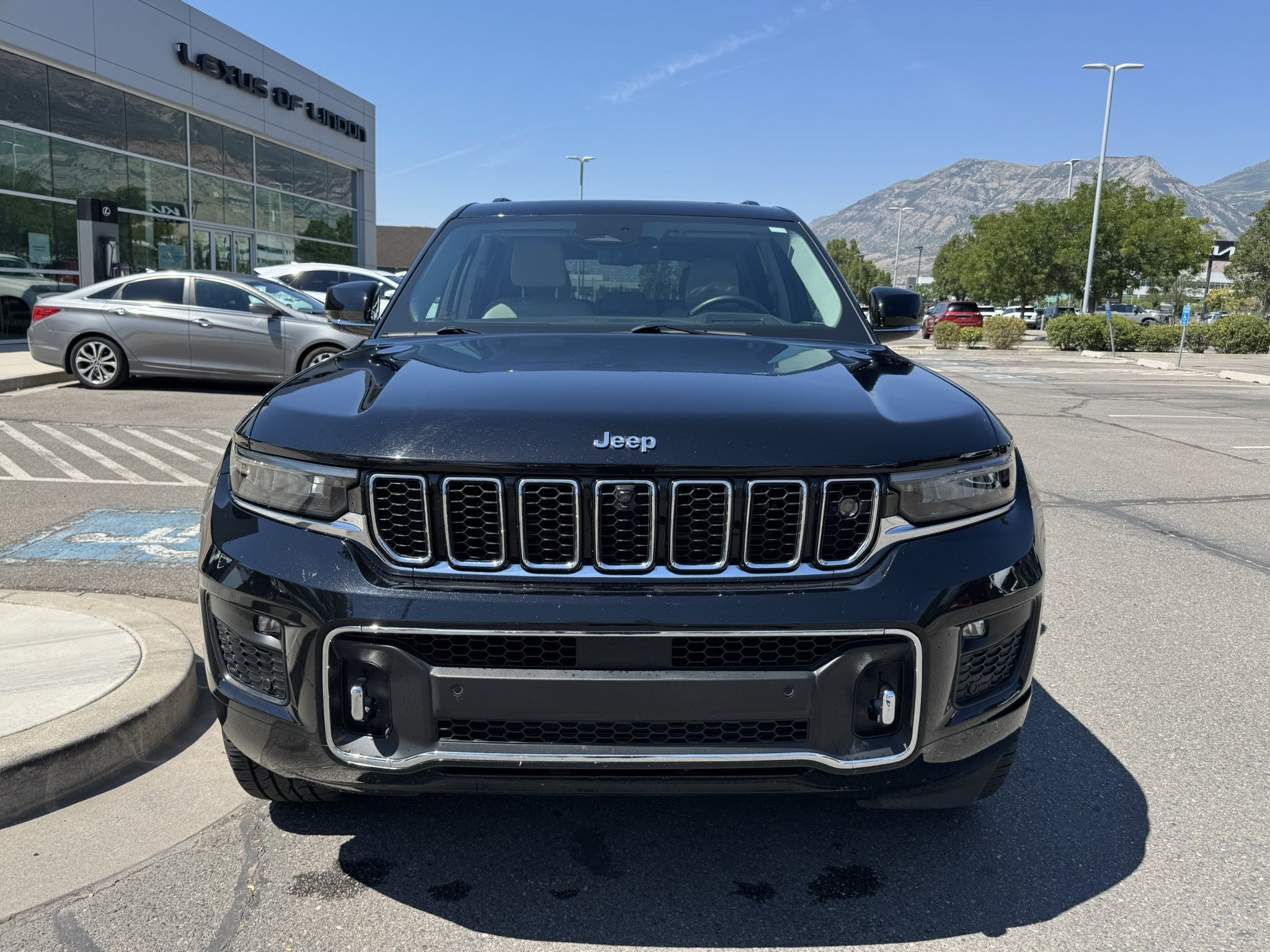 Used 2023 Diamond Black Crystal Pearlcoat Jeep Overland image 9