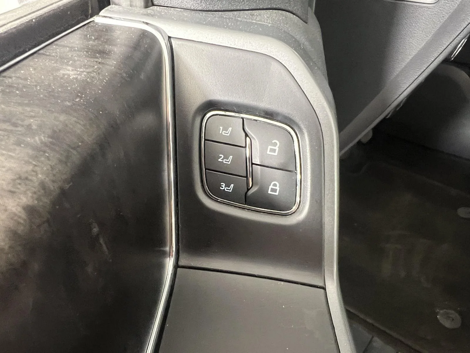 Used 2022 Iconic Silver Ford LARIAT image 17