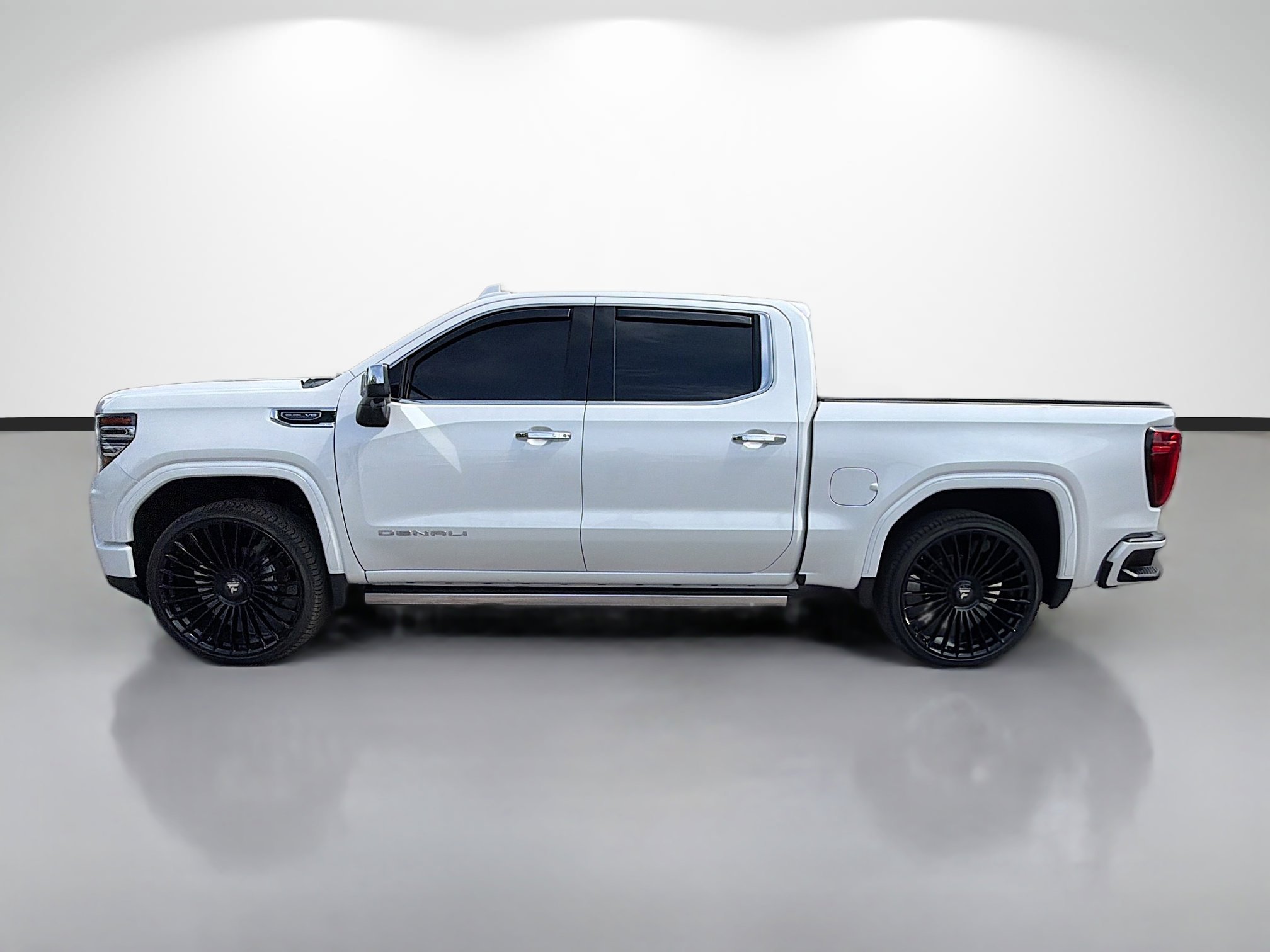 Used 2025 White Frost Tricoat GMC Denali image 2