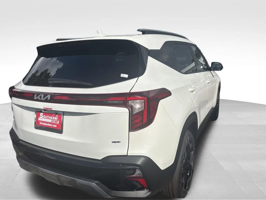 Used 2024 White Kia SX image 17
