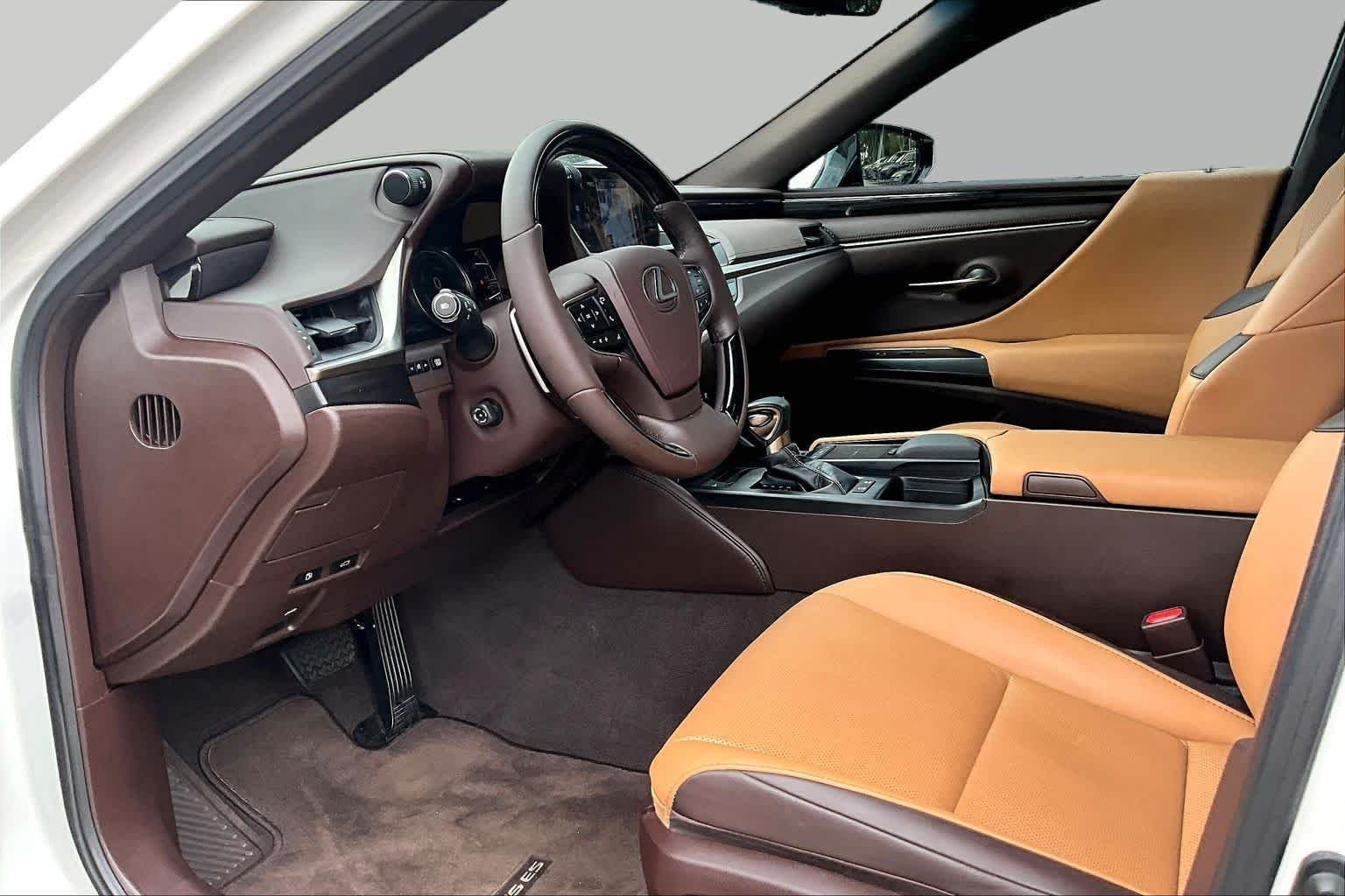 Used 2019 Eminent White Pearl Lexus  image 17