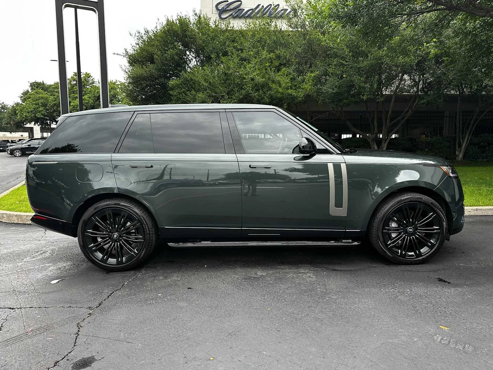 Used 2024  Land Rover SE image 6