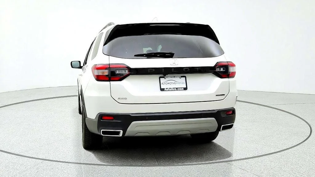 Used 2024 Platinum White Pearl Honda Touring AWD image 6