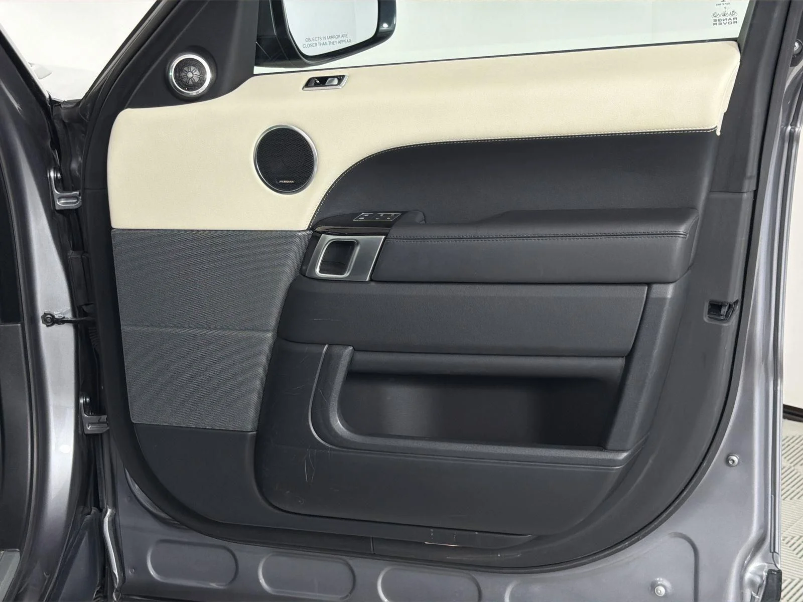 Used 2022 Eiger Gray Metallic Land Rover HSE Silver Edition image 32