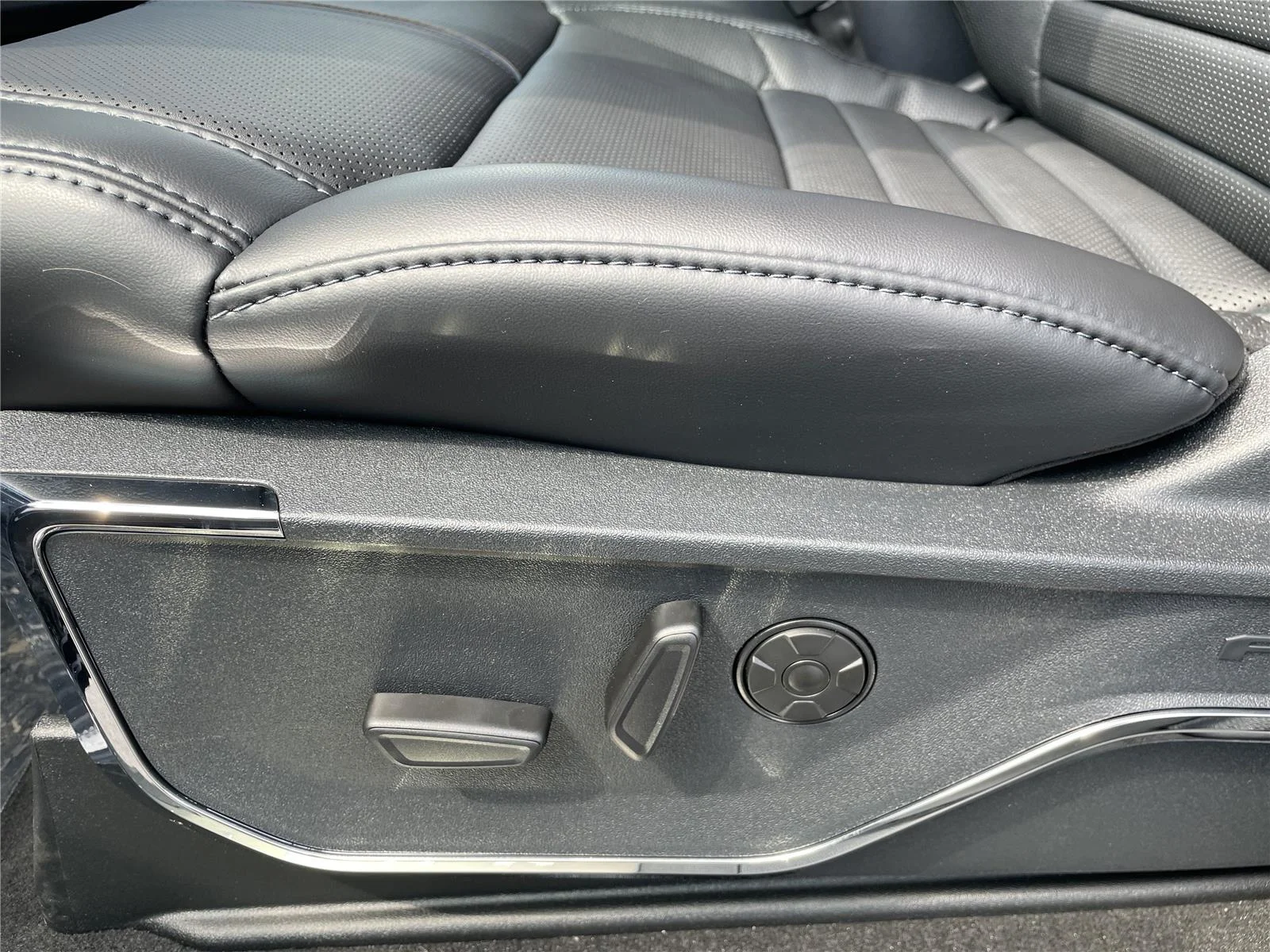 New 2026 Agate Black Metallic Ford Platinum image 15