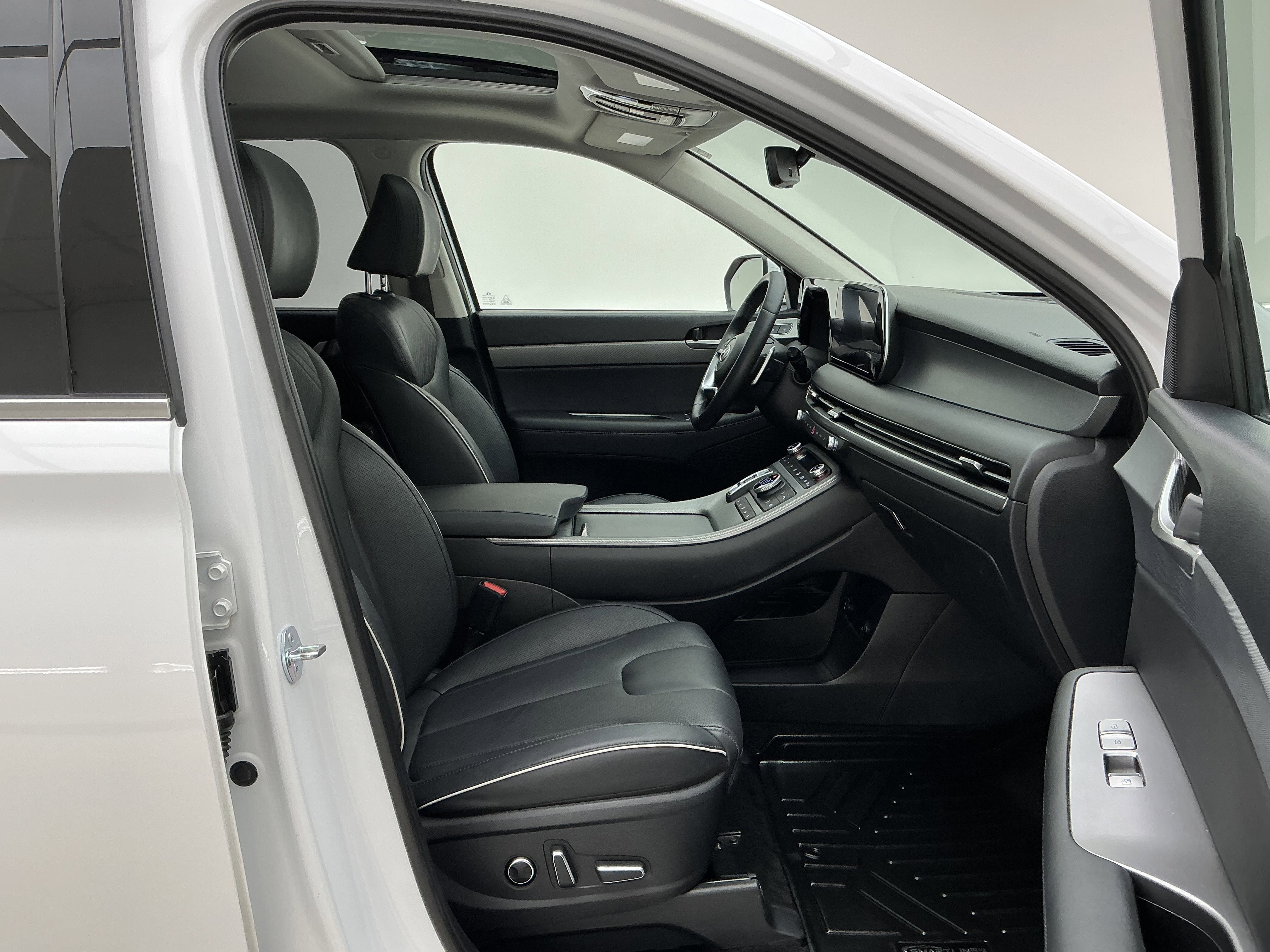 Used 2023 Hyper White Hyundai SEL image 26