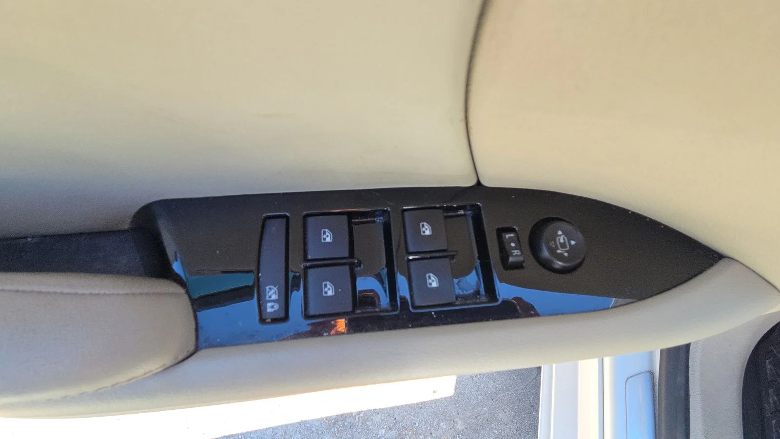 Used 2016 White Cadillac Luxury image 27