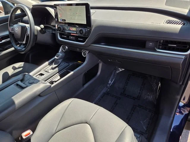 Used 2025  Toyota XLE image 22