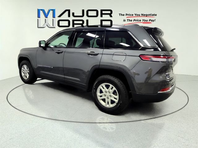 Used 2024 Gray Jeep Laredo image 5