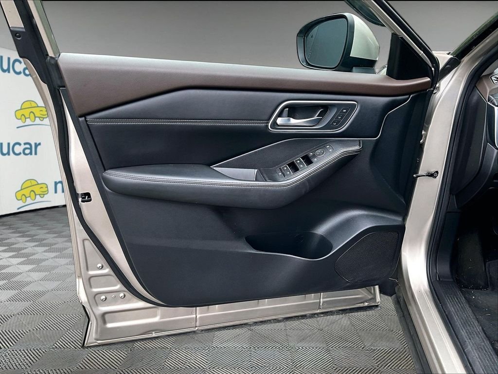 Used 2022 Gold Nissan Platinum image 9