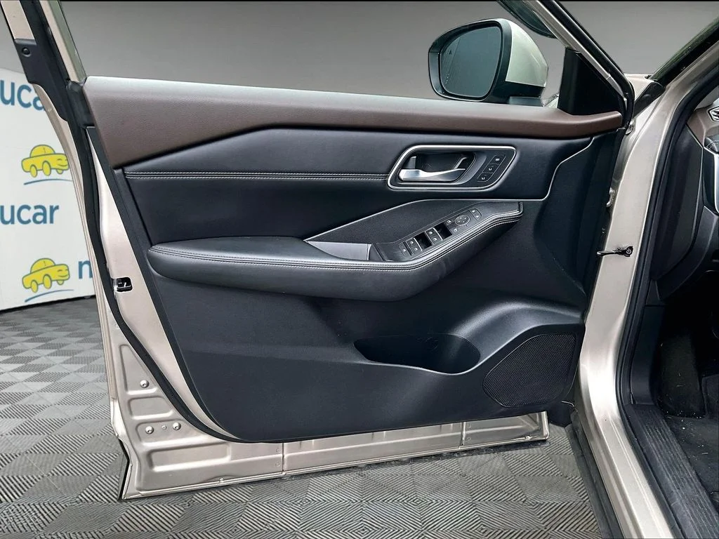 Used 2022 Gold Nissan Platinum image 9