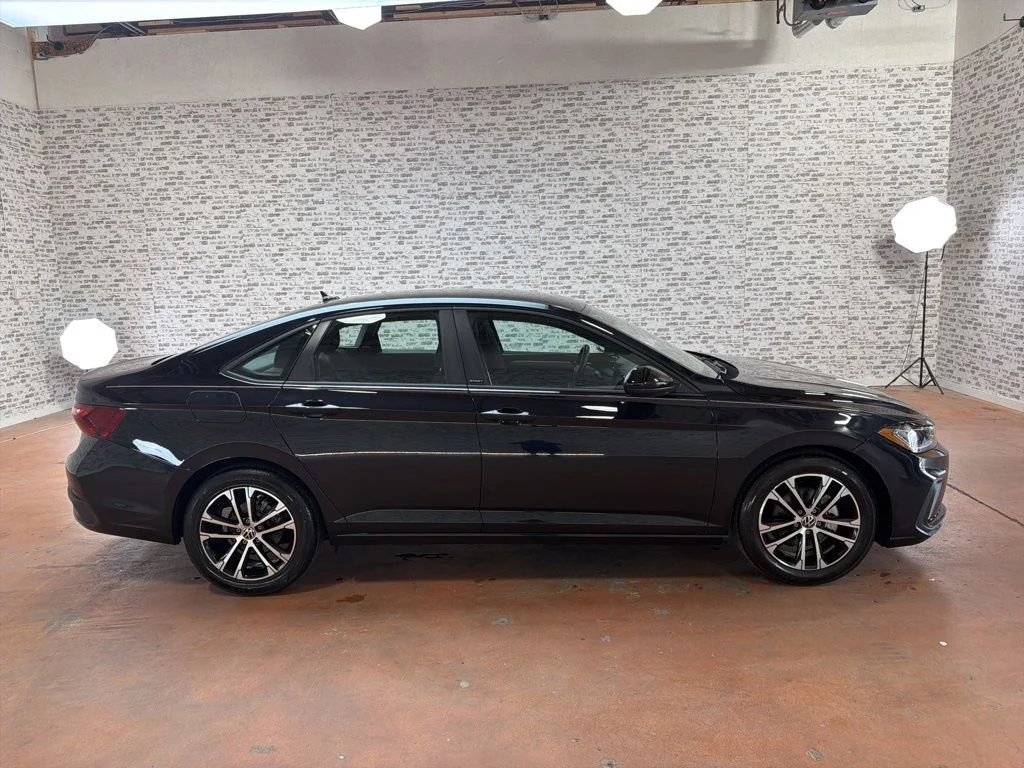 Used 2025 Black Volkswagen 1.5T Sport image 8