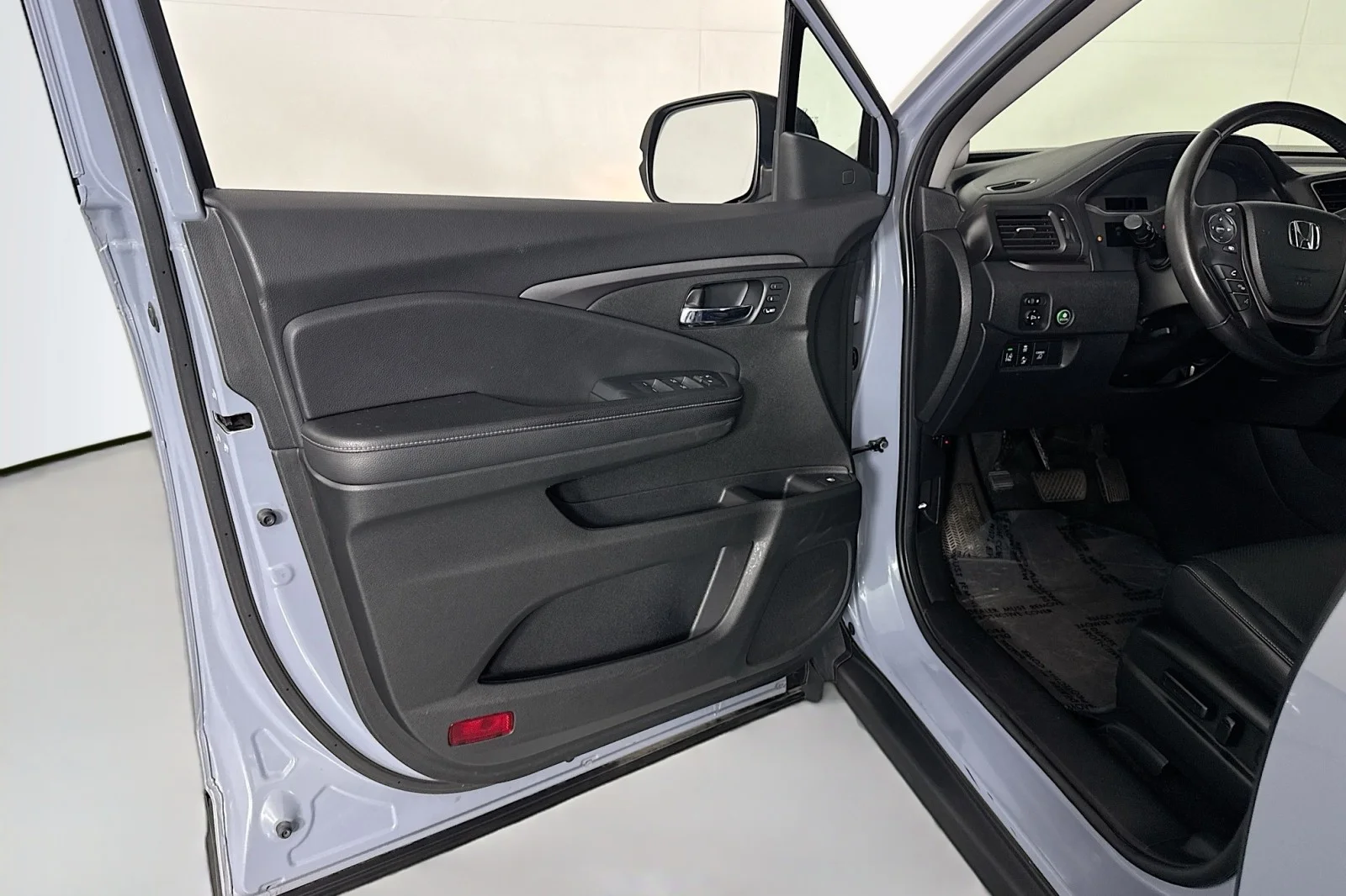 Used 2023 Sonic Gray Pearl Honda RTL image 23
