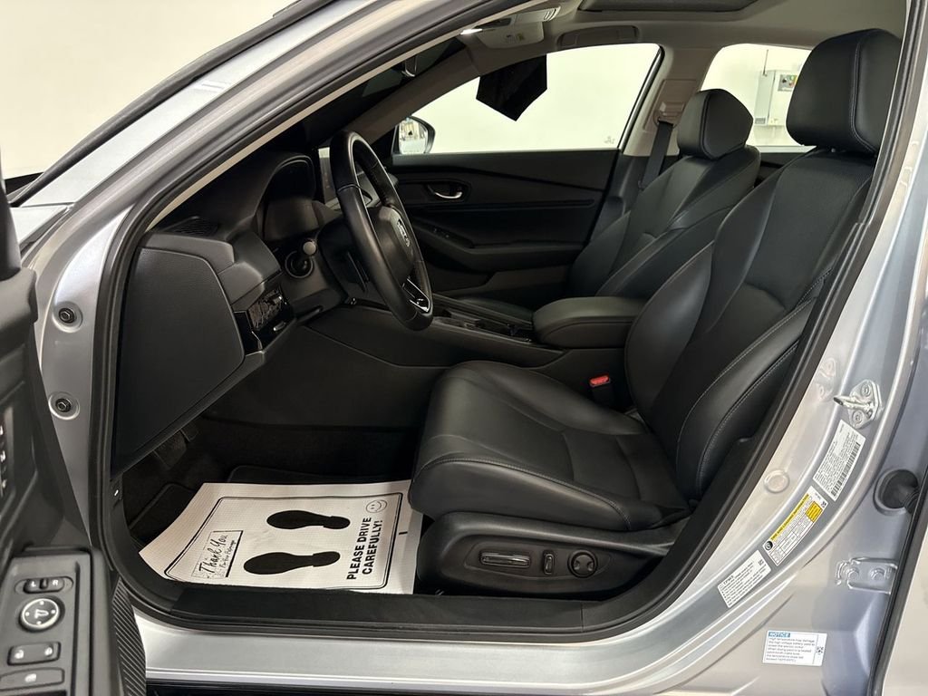 Used 2025 Solar Silver Metallic Honda EX-L image 12