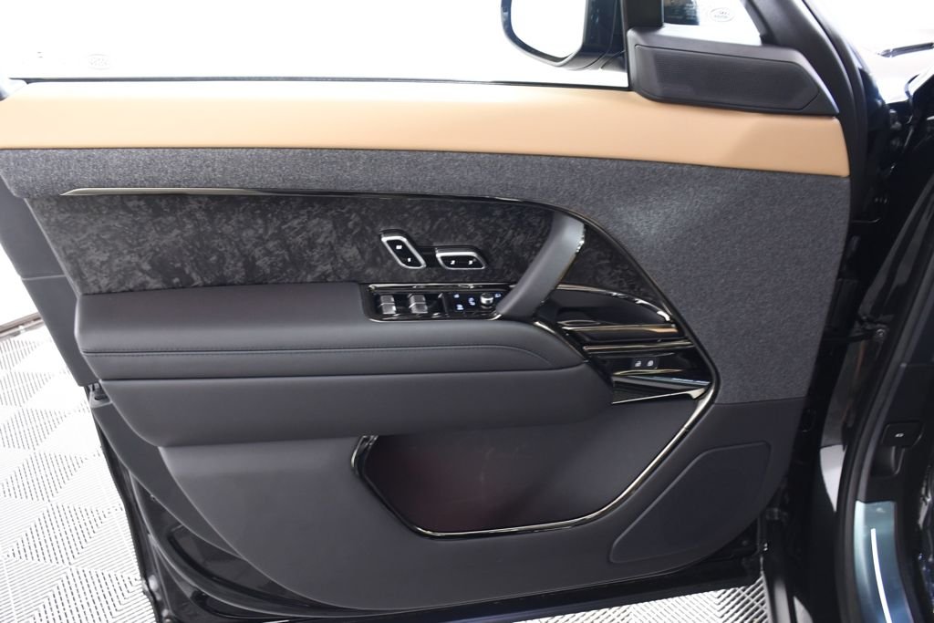 New 2026 Santorini Blk Land Rover Dynamic SE image 14