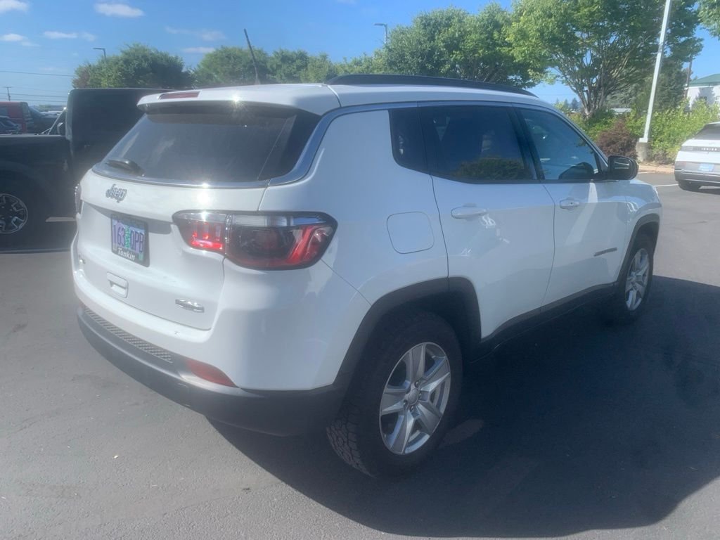 Used 2022 Bright White Clearcoat Jeep Latitude image 4