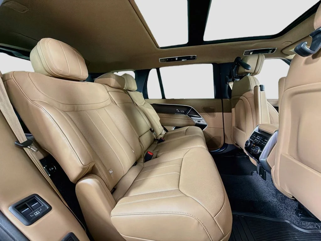 New 2027 Belgravia Green Land Rover SE image 29
