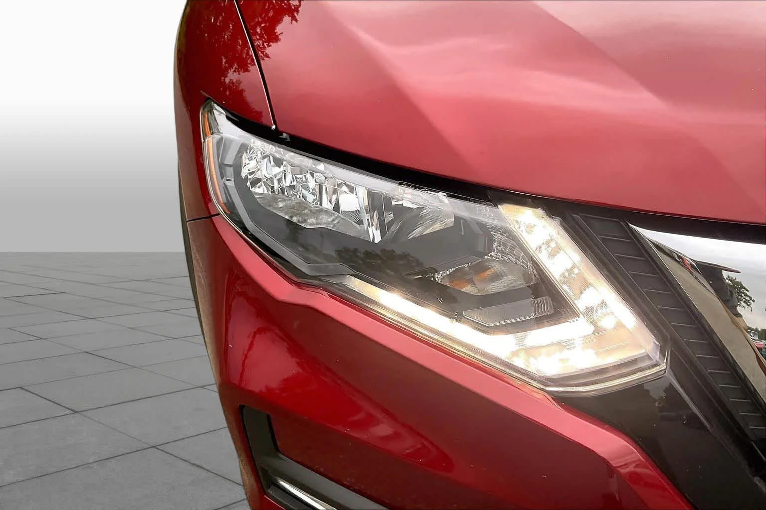 Used 2020 Scarlet Ember Tintcoat Nissan SV image 28