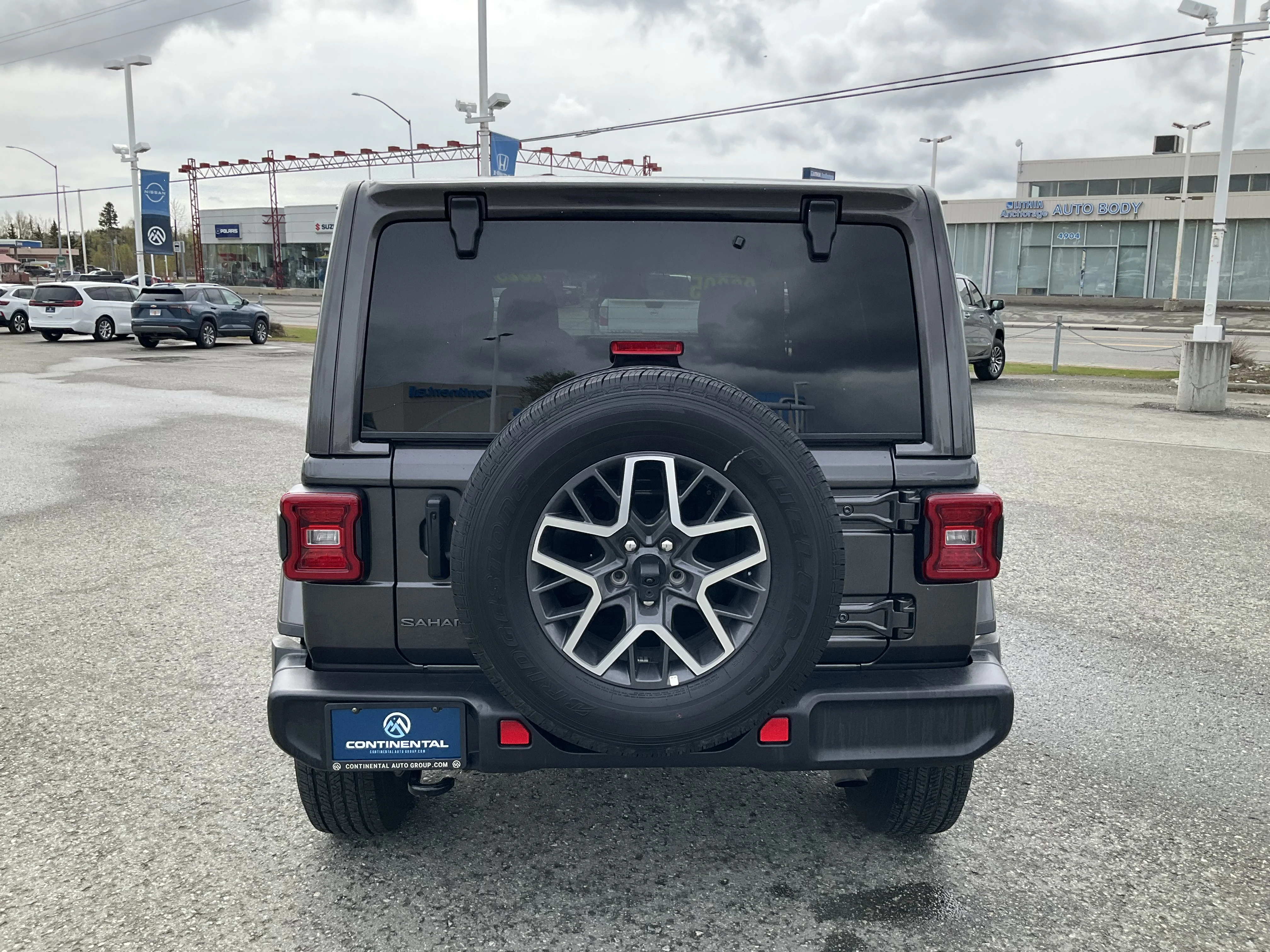 Used 2025 Granite Crystal Metallic Clearcoat Jeep Sahara image 4