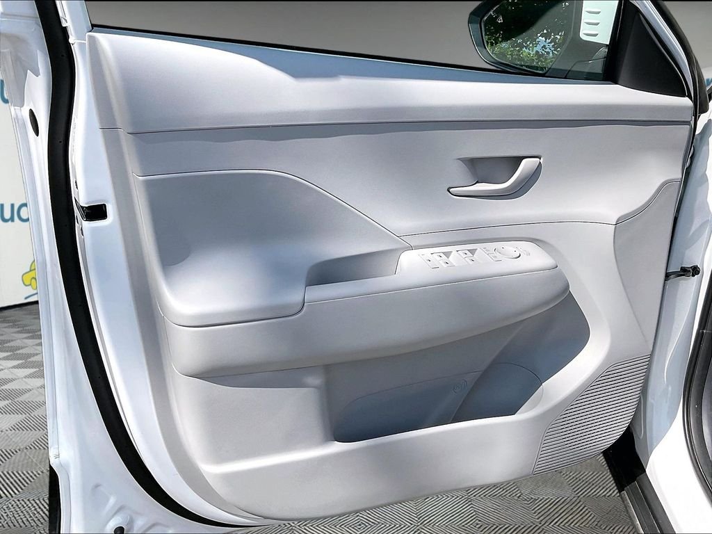 Used 2025 Atlas White Hyundai SEL image 9